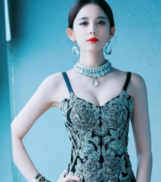 娜紮顏值高身材好，無論搭配什麼都很漂亮，洋溢著優雅女神的風格
