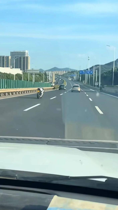 浙江高架驚現“無人駕駛”摩托車？張雪機車回應：車主找到，在醫院_網友_湖州_視頻