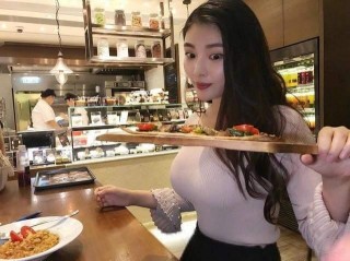 每日一笑：妹子怎麼一見美食眼睛都放光了，忘了要減肥的嗎