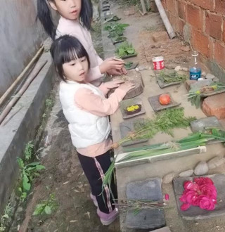 湖南一小女孩叫爸爸來“吃飯”，看到頭菜男子頭皮發麻：涼拌蛇皮