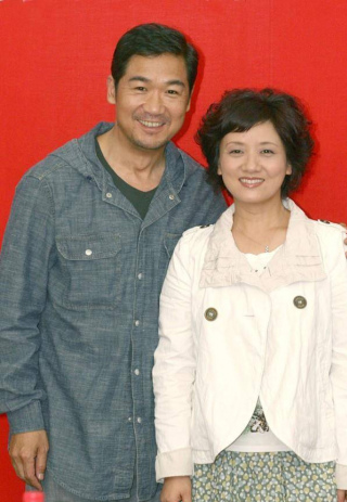 張國立的妻子老了也耐看，穿白色上衣好優雅，氣質上從來沒輸過