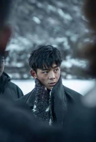 丁真雪山大片亮相，風格大變驚豔眾人，網友評價其娛樂圈頂級顏值