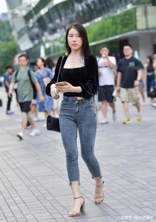 柳腰花態的打底褲美女，搭配風格時尚一些，展示身材