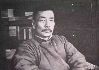 郭沫若罵魯迅：衣冠禽獸，魯迅用五個字回擊，沒點文化都聽不懂