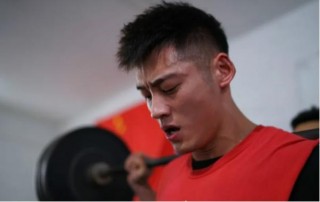 年輕小夥健身多年，成為攝影師青睞的模特，健身或是好身材的關鍵