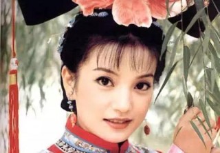 趙薇錄新節目新造型太美：黑色T恤內搭白色襯衫，少
