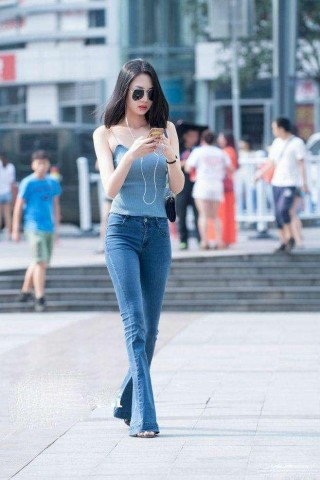 妹子穿緊身牛仔褲, 新潮又美觀，美得讓你看直眼