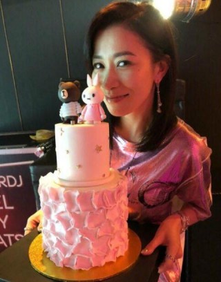 佘詩曼43歲生日派對 手捧蛋糕似少女