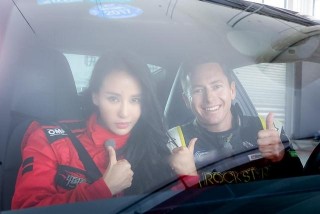 玩賽車、高空跳傘、懸崖瑜伽……母其彌雅大概是最大膽的女明星！
