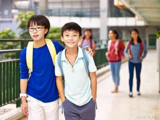 從樓上往下潑水，被水潑到的女生，她會有什麼感受，