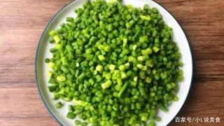 今天給大家帶來一道美食，蒜苔炒肉末，吃起來香脆可口