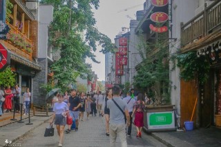 深受遊客喜愛的美食街，有當地的上百種小吃，本地人卻說不正宗