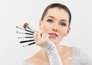 怪不得底妝不服貼，原來你還在用手直接塗？！