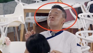 張亮真逗！直接逗得林述巍趙麗穎笑噴，吃飯講段子笑到停不下來