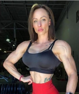 她是澳大利亞的健美模特，不僅有火辣身材，還有自己的泳裝品牌