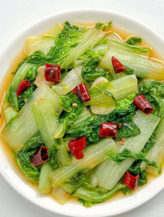 清炒小白菜的家常做法,脆嫩爽口,開胃解油膩,營養又健康_口感_乾辣椒_菜葉