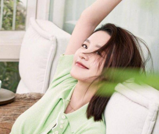 收獲甜美達人一枚！李沁的穿搭簡單又有氣質，真的太好看了
