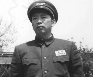 建國後，劉亞樓回老家，先去看望一位寡婦，直言：我對不起你
