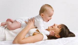 女人生了孩子之後，到底應該在家帶娃？還是出去工作呢？