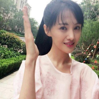 鄭爽綠裙造型亮相新綜藝，男友張恆全程陪同撒狗糧