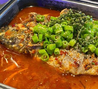 威海美食青爐裏烤魚