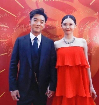 恭喜鄭愷要當爸爸，苗苗生女，娛樂圈又多了一個女兒