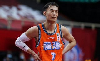 胡明軒替補仍未簽約，杜鋒在等什麼？場均3.7分“球霸”搶位置
