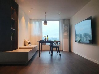 臥室地台床中間砌堵牆，一半躺著一半坐著，這設計讓人眼前一亮！