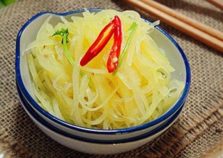 做涼拌土豆絲，記住不要直接焯水，牢記3點，土豆絲爽脆味道香