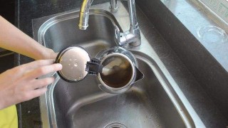 熱水壺水垢特別厚，加點這個浸泡，幾分鐘就能變乾淨