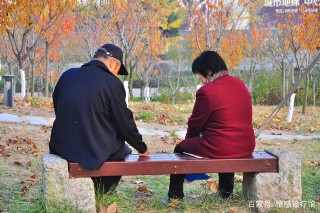 百歲老人和小保姆的婚姻：到底是愛情還是騙局？