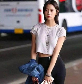 韓國演員李成敏，堅持每天健身，身穿"無痕褲"的她，身材讓人羨慕