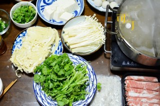 冬天我家愛吃火鍋，4個人200多元的菜，你看吃得好不好？