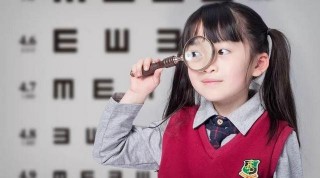 眼科院長：嬰兒期開始防近視，電子產品坑人，過去的孩子很少近視