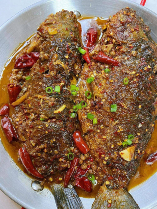 咦？紅燒鯽魚總翻車？這招讓魚皮完整還超入味！_醬汁_熱鍋_筷子