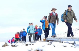 “夏日雪景”美翻了！肅南千人登山徒步助推鄉村旅遊！