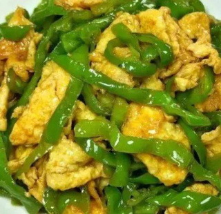 天津人的餐桌必備！青椒炒蛋，營養又實惠的家常味道！_盛出_道菜_成熱