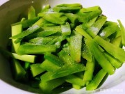 这菜1年四季都有卖，夏天最便宜，凉拌爽口开胃，嘎
