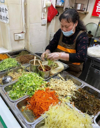 鄭州藏在批發場邊的極品蒼蠅小館，店面和別家共用，卻火了10多年
