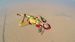 模特在空中“飛翔”，身材緊致更顯健美，健身跳傘帶給她更多激情