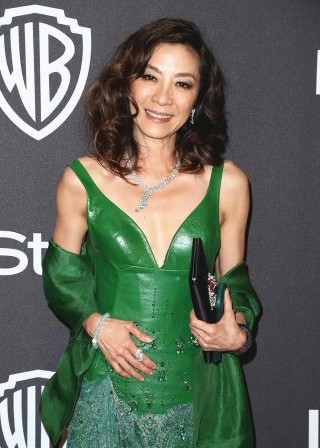 59歲的楊紫瓊容光煥發 穿綠色吊帶走禦姐風 健美身材惹人慕
