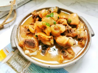 台灣女人坐月子吃的麻油雞，用米酒代替清水，滋補暖身，連湯喝完