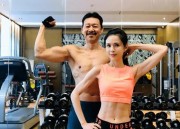 65歲張豐毅一身“橫肉”攜手小龍女“開練”