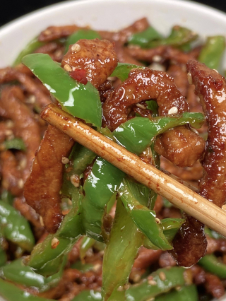 哇塞！青椒肉絲咋炒出飯店味？這3招秘訣藏不住了！_裏脊肉_筷子_廚房