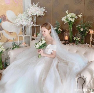 穿上婚紗的韓國女明星徐賢又乖巧又優雅，超級顯歐尼的氣質呀