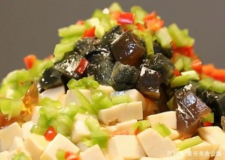 美味爽口的皮蛋拌豆腐，簡單3步就能吃，不錯的居家涼拌菜