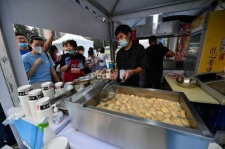 上地美食嘉年華開幕 商家主打“半份菜”