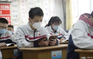 多所高校調整開學時間，中小學的開學怎麼辦？已經有地方作出回應