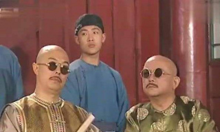 別被電視劇給欺騙了，和珅是軍機大臣，根本不把紀曉嵐放在眼裏