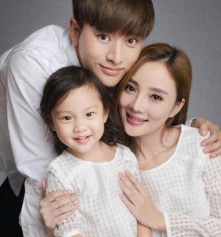 賈乃亮的幸福路：疑似「克隆李小璐」，跟媽媽似「姐妹花」！
